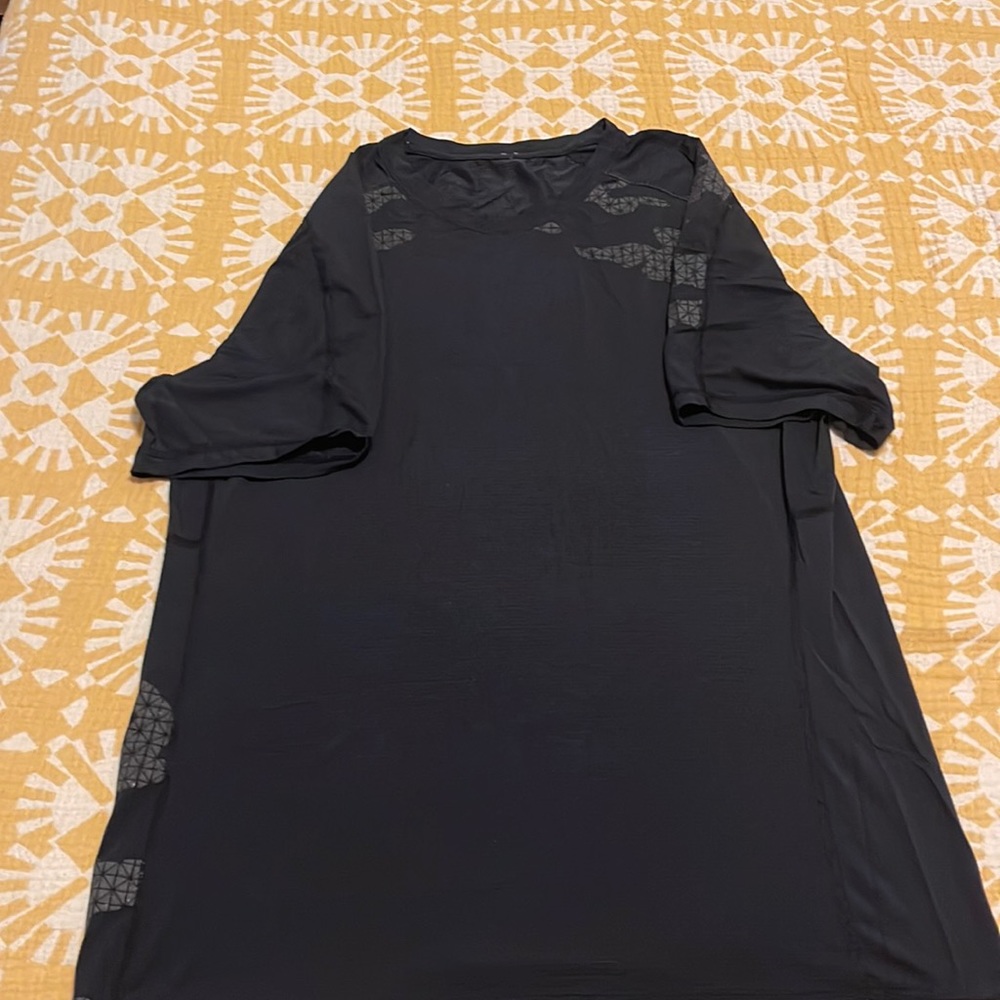 Men’s Size Large Lululemon “vent” V Neck Shirt